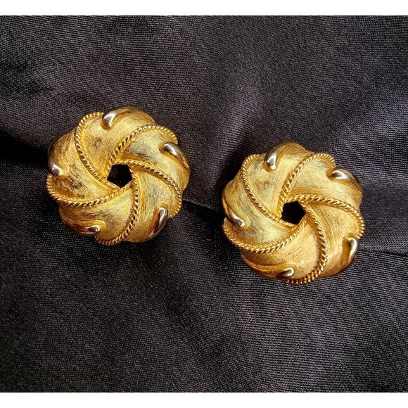 Rare Find Vintage TRIFARI CROWN Gold Tone Clip On Earrings - Picture 1 of 4